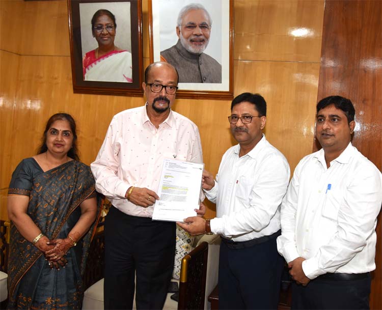कुलपति प्रो सच्चिदानंद ने राज्यपाल से भेंट कर विवि को नैक द्वारा ए प्लस ग्रेड प्राप्त होने का पत्र साेपते हुए