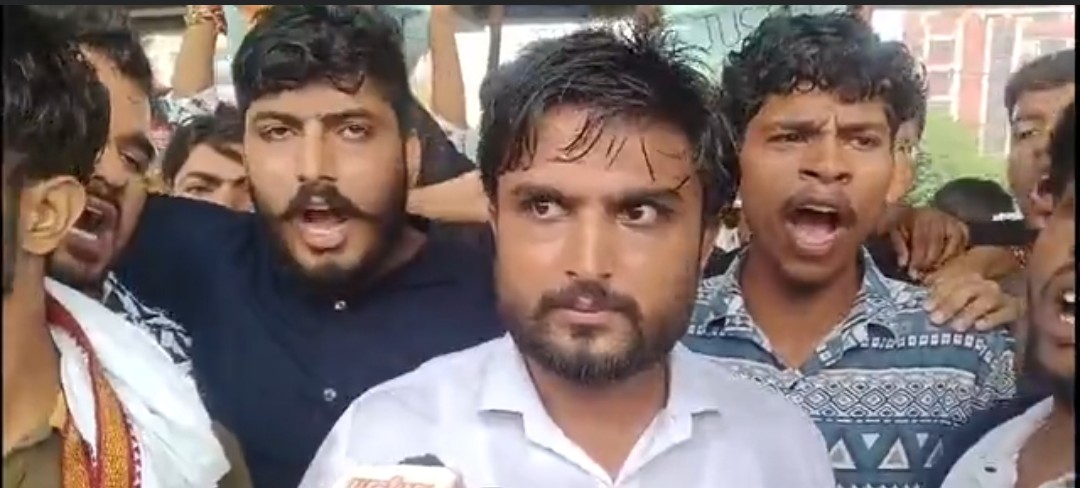 भिवानी की अध्यापिका मनीषा को न्याय दिलाने के लिए पानीपत लघु सचिवालय के सामने प्रदर्शन करते छात्र संगठन