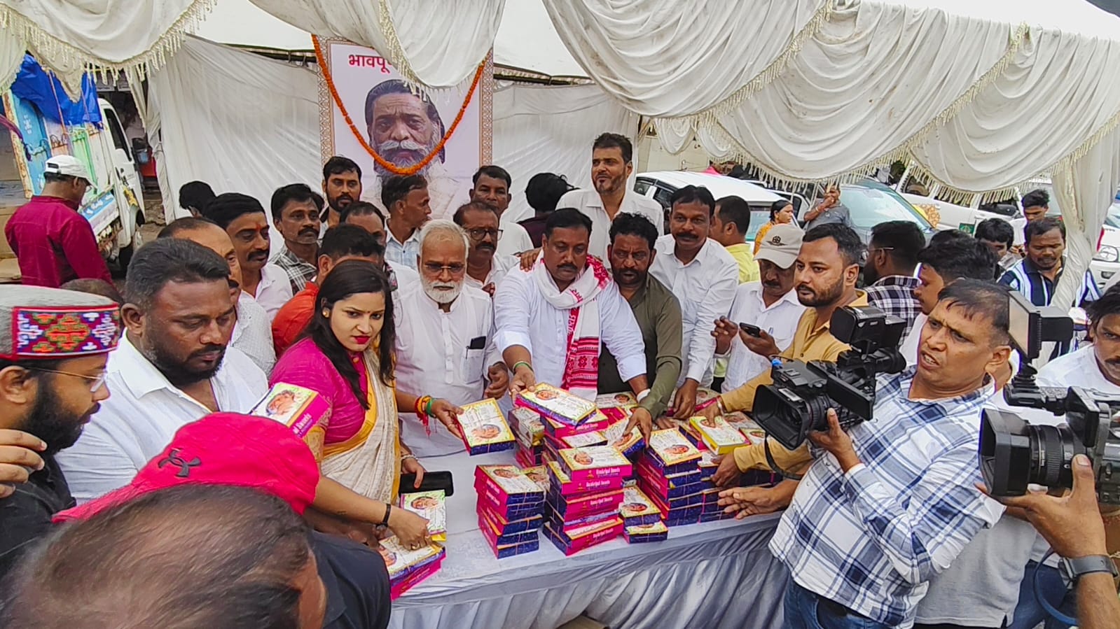 गुरुजी के श्राद्धकर्म के प्रसाद का वितरण करते झामुमो कार्यकर्ता