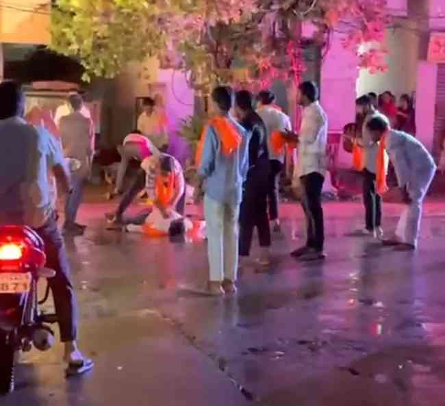 बिजली की चेपट में,