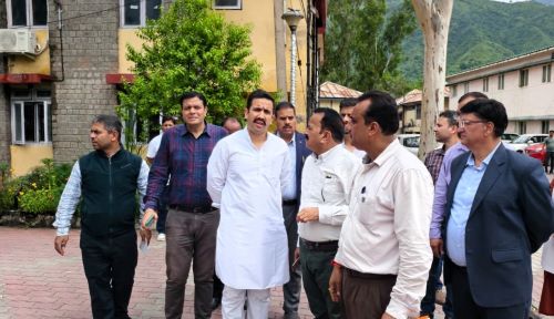 लोक निर्माण एवं शहरी विकास मंत्री विक्रमादित्य सिंह सुन्नी में अस्पताल परिसर में प्रस्तावित क्रिटिकल केयर यूनिट स्थान का औचक निरीक्षण कतरे