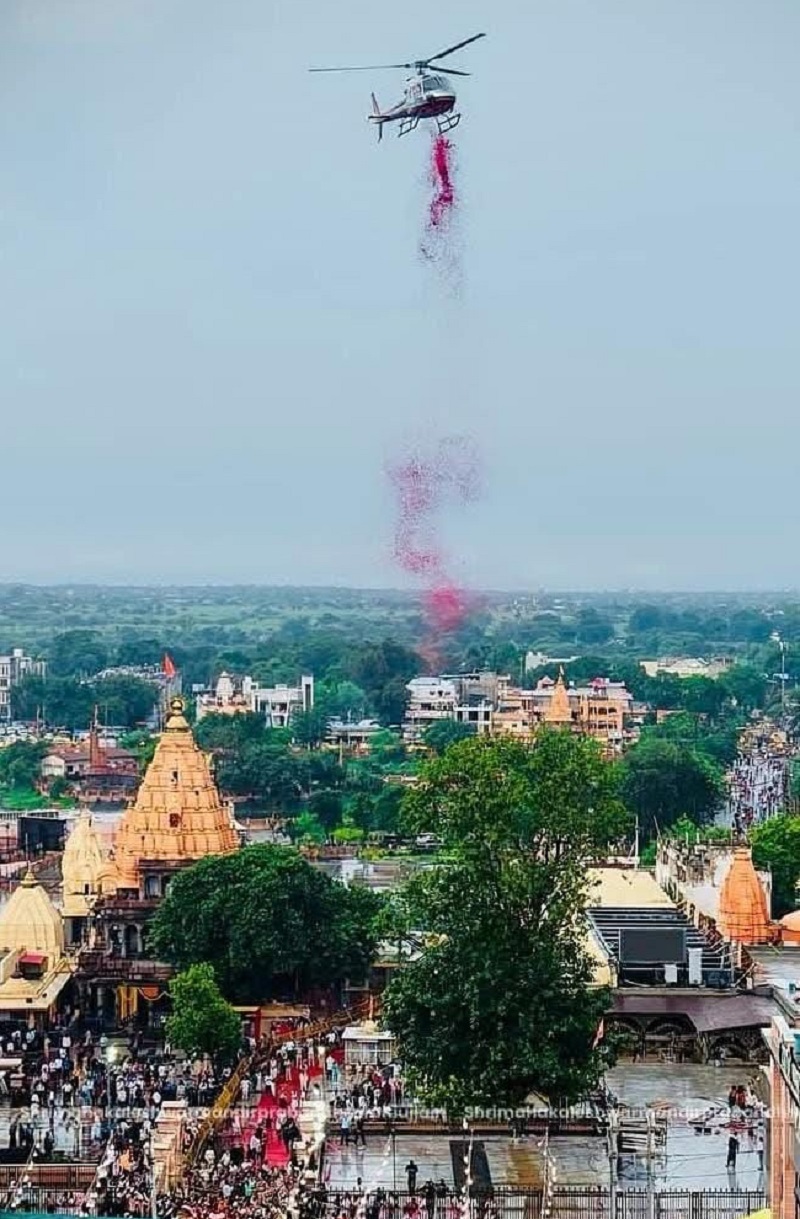 महाकाल की सवारी पर हेलीकाप्टर से पुष्प वर्षा महाकाल की सवारी पर हेलीकाप्टर से पुष्प वर्षा
