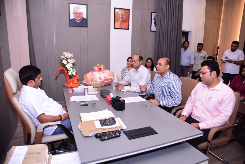 औद्योगिक मंत्री नंद गोपाल गुप्ता नंदी इन्वेस्ट यूपी को लेकर बैठक करते हुए।
