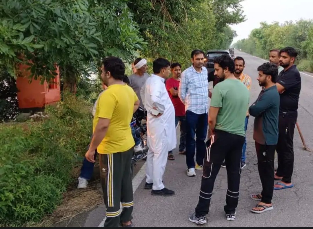 गांव नरायणा पानीपत के पास कार के नहर में गिरने के बाद मौके लगी भीड़।