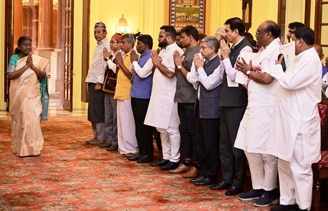जनजातीय प्रतिनिधियों का समूह सोमवार को राष्ट्रपति द्रौपदी मुर्मु से मुलाकात के दौरान जनजातीय प्रतिनिधियों का समूह सोमवार को राष्ट्रपति द्रौपदी मुर्मु से मुलाकात के दौरान