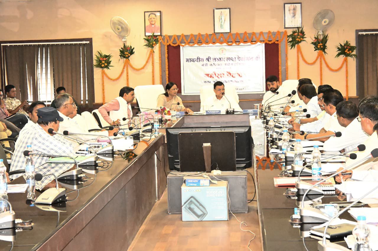 जिला पंचायत कोरबा के सभागार में नगर पालिक निगम कोरबा के अधिकारियों की एक महत्वपूर्ण बैठक