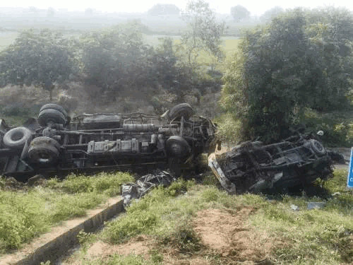पलवल में टक्कर लगने के बाद खेत में पलटे वाहन