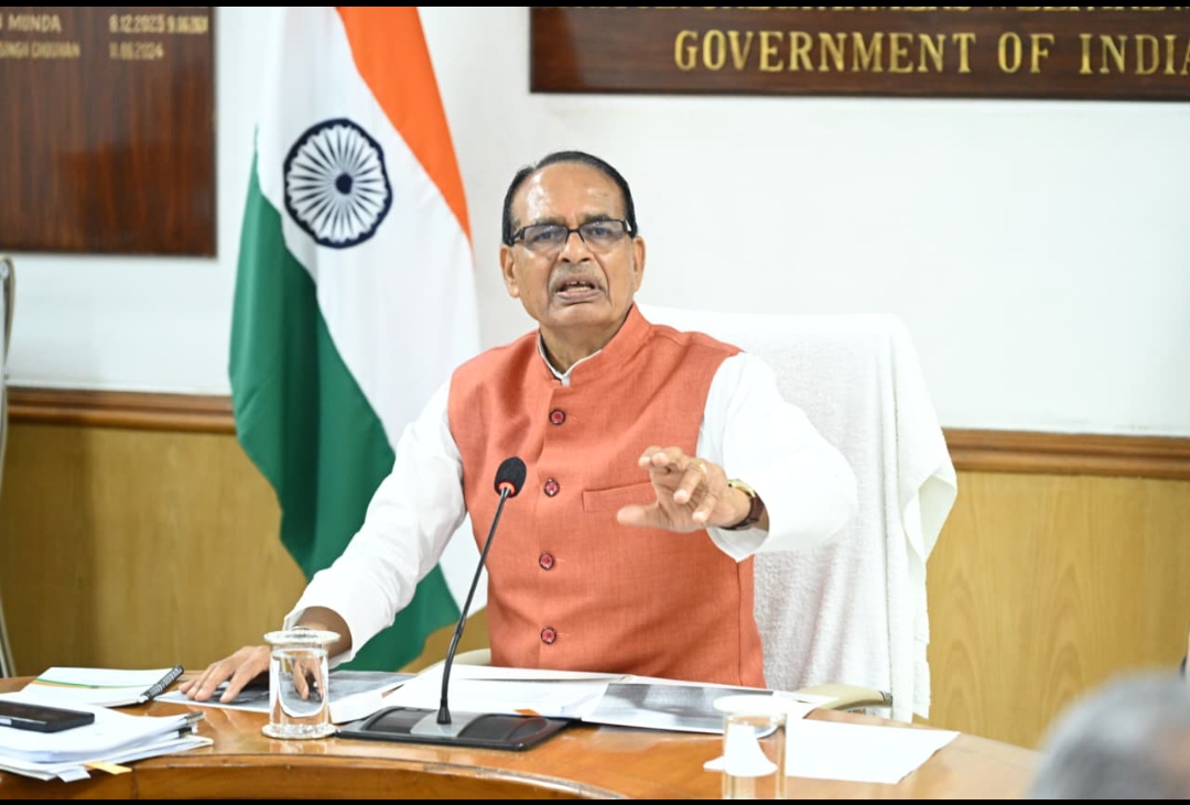 शिवराज सिंह चौहान अधिकारियों को निर्देश देते हुए
