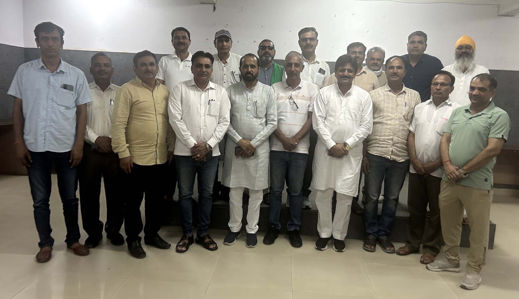 जाट सेवक संघ की बैठक में उपस्थित पदाधिकारी व सदस्य।