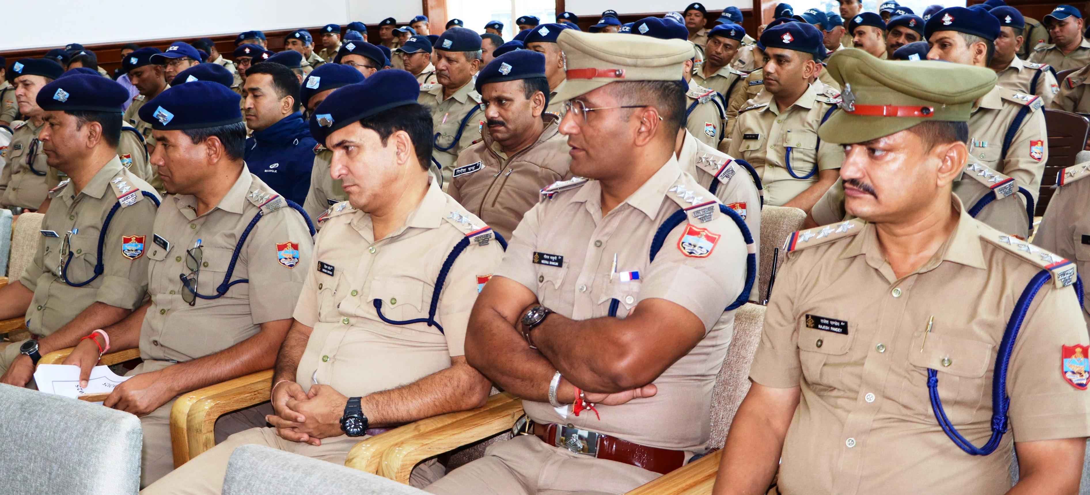 भराड़ीसैण में ब्रीफिंग के दौरान मौजूद पुलिस बल।