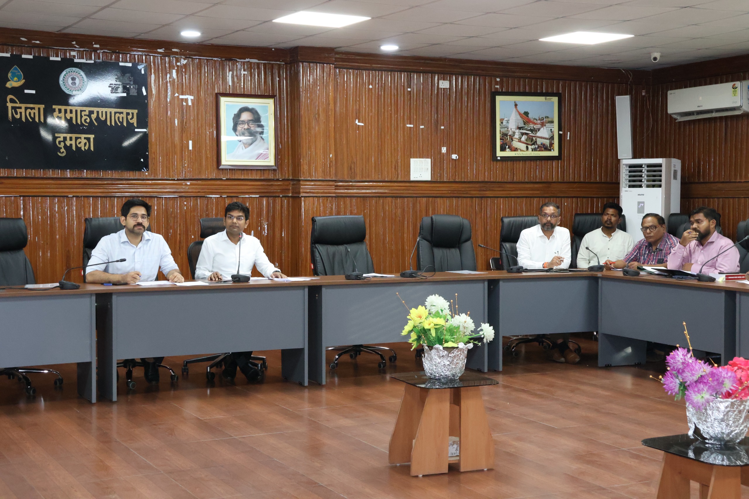 बैठक करते डीसी बैठक करते डीसी
