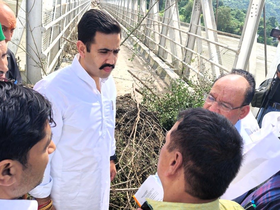 विक्रमादित्य सिंह साेमवार काे भारी बारिश से प्रभावित सुन्नी के तहत थली पुल का निरीक्षण करते हुए।
