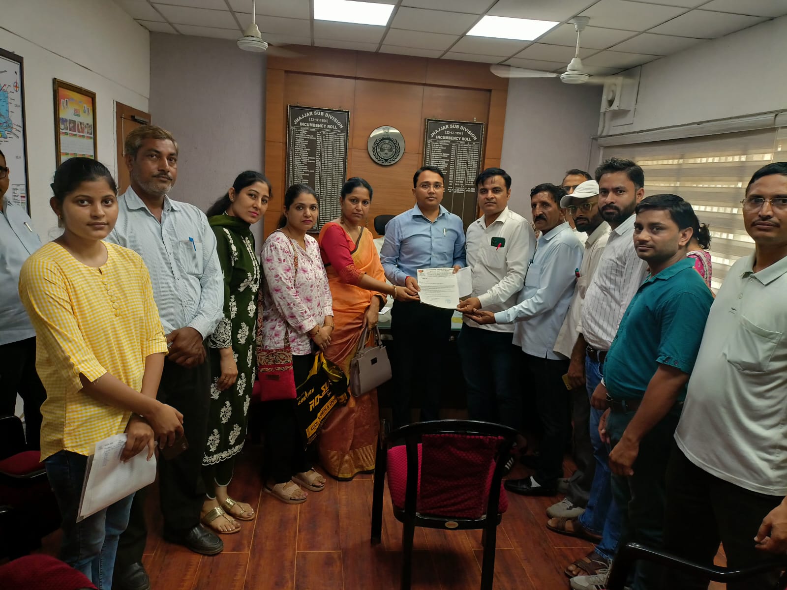 एसडीएम झज्जर को ज्ञापन सौंपते प्ले स्कूल संचालक।