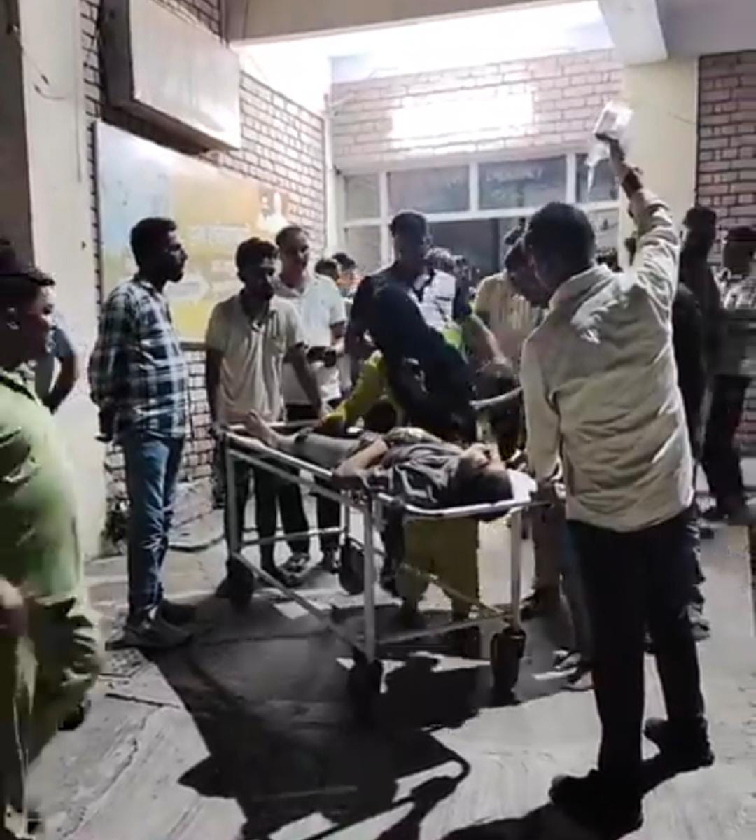 घायल को पीजीआई के लिए रेफर करते हुए