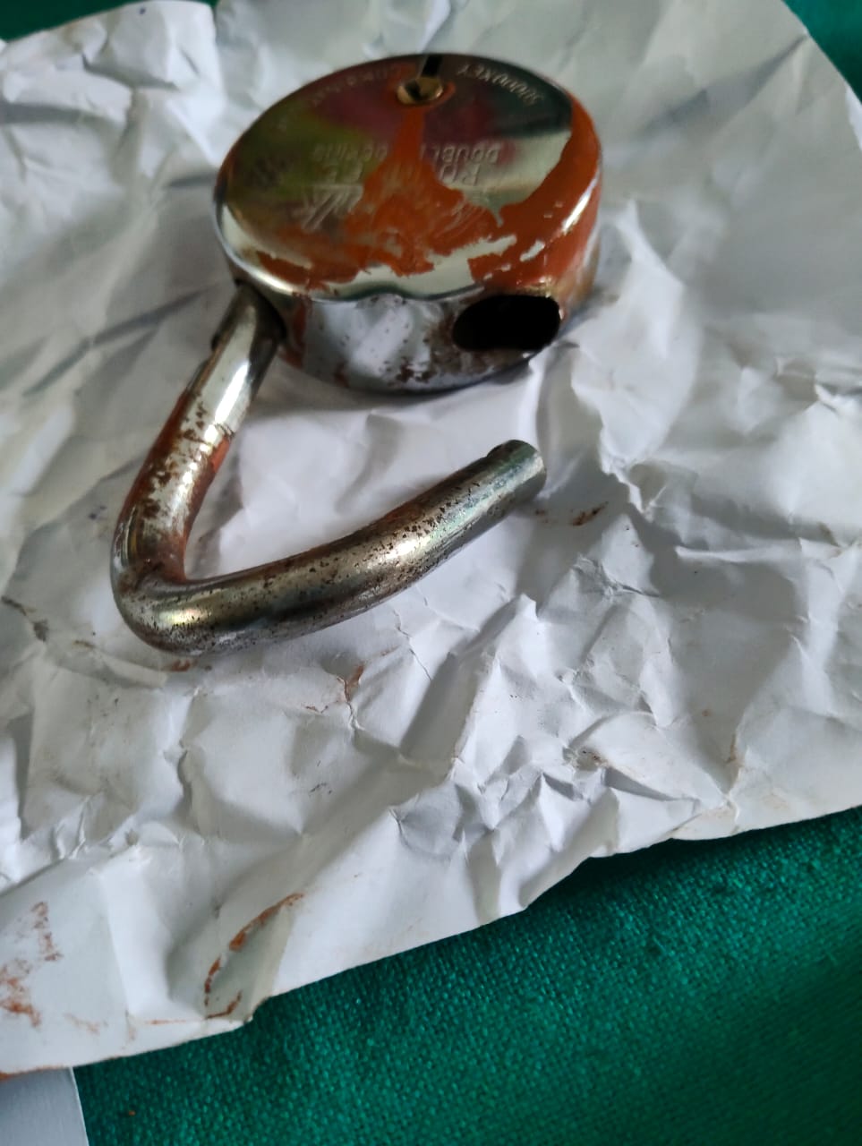स्कूल के टूटे ताले