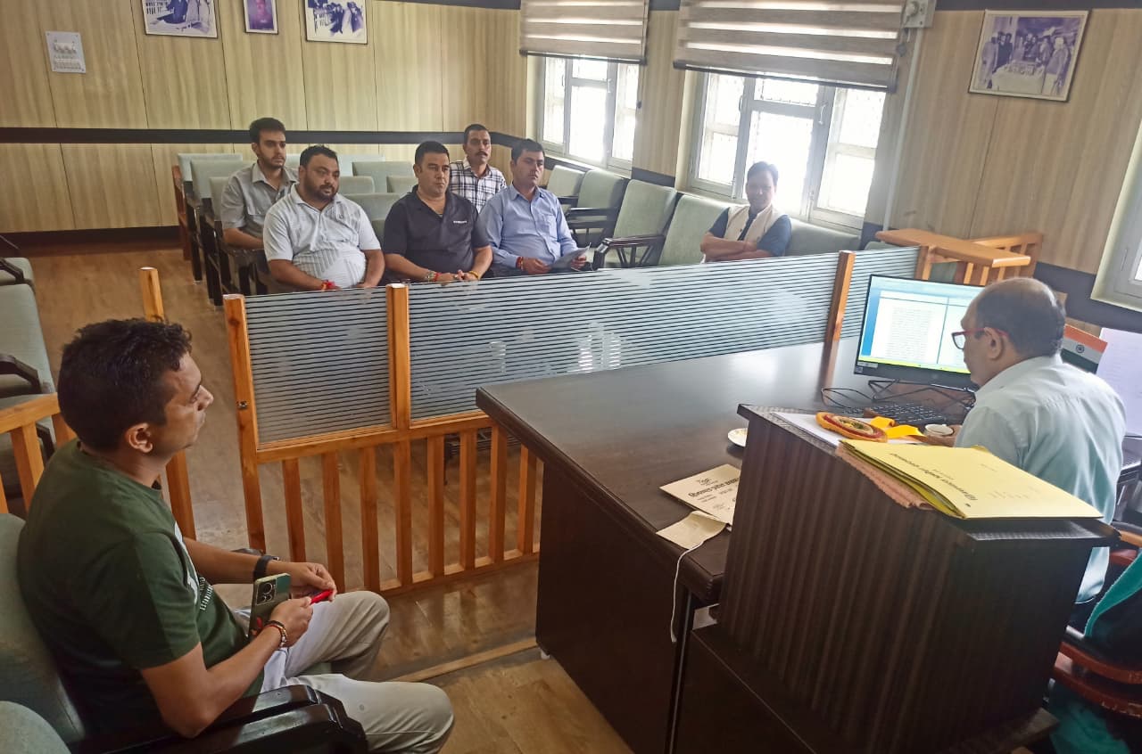 राजनीतिक दलों के प्रतिनिधियों के साथ बैठक करते हुए एसडीएम।