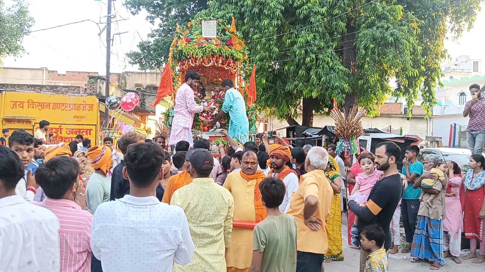 नगर भ्रमण के लिए राधा संग निकले कान्हा।