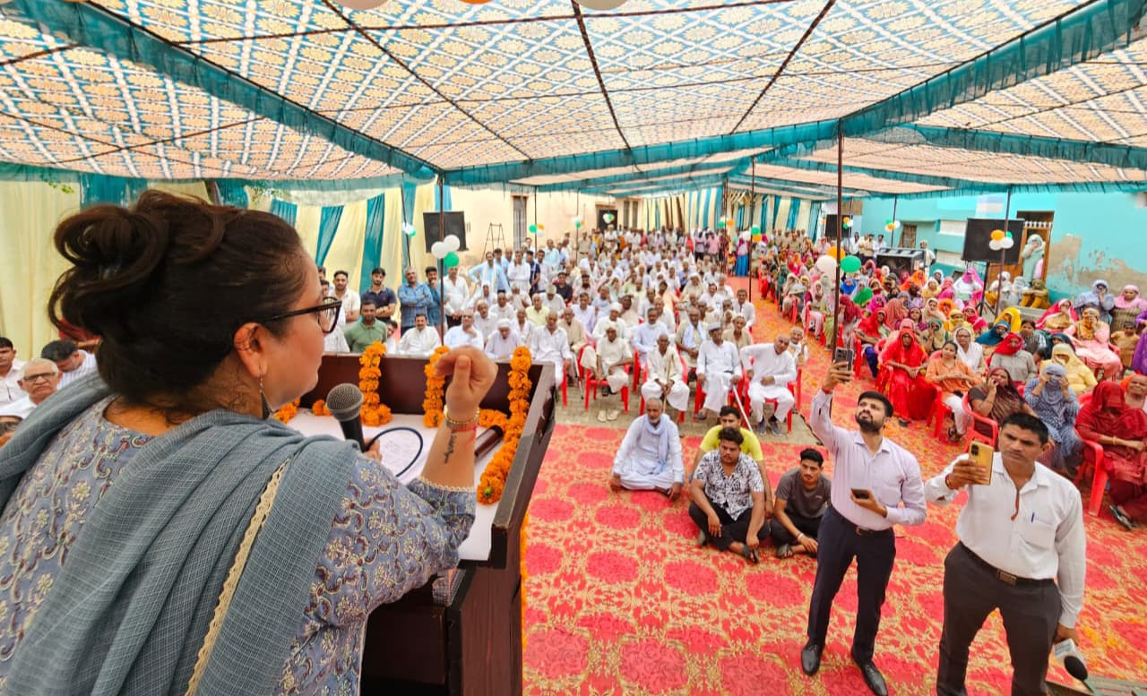 गांव गाहड़ा तथा सिहोर में जनसभाओं को संबोधित करती स्वास्थ्य मंत्री आरती सिंह राव।