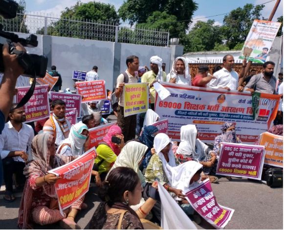 बेसिक शिक्षा मंत्री के आवास के बाहर बैठे अभ्यर्थी