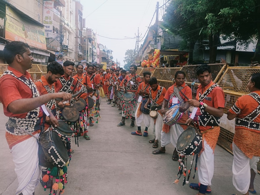 महाकाल की सवारी में नृत्य की प्रस्तुति महाकाल की सवारी में नृत्य की प्रस्तुति