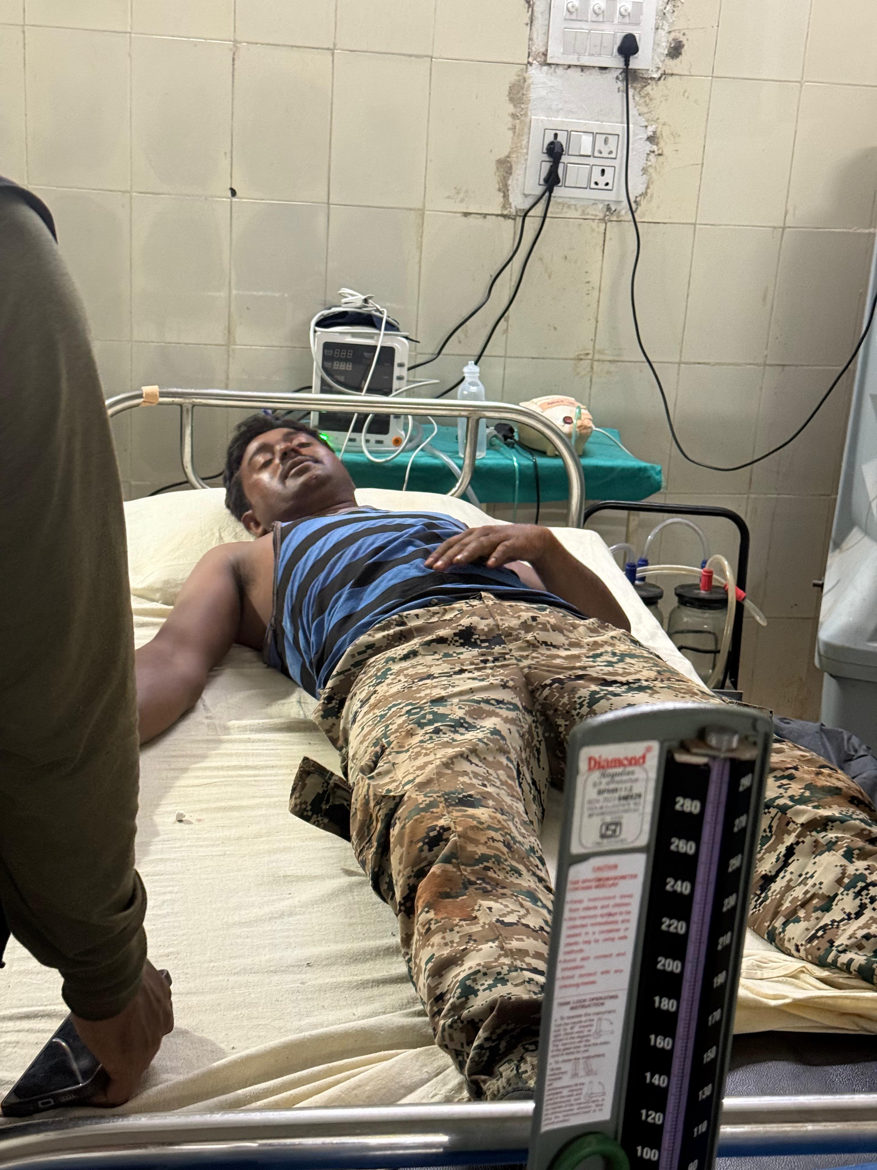 घायल जवान उपचार कराते
