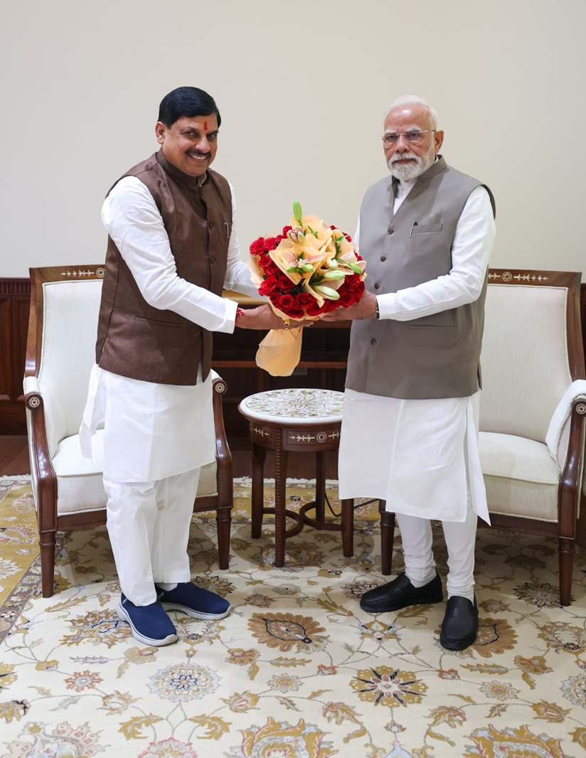 प्रधानमंत्री नरेन्द्र मोदी से पार्लियामेंट हाउस दिल्ली में सोमवार को मुख्यमंत्री डॉ. मोहन यादव ने सौजन्य भेंटकर प्रदेश में विकास संबंधित योजना से अवगत कराया।