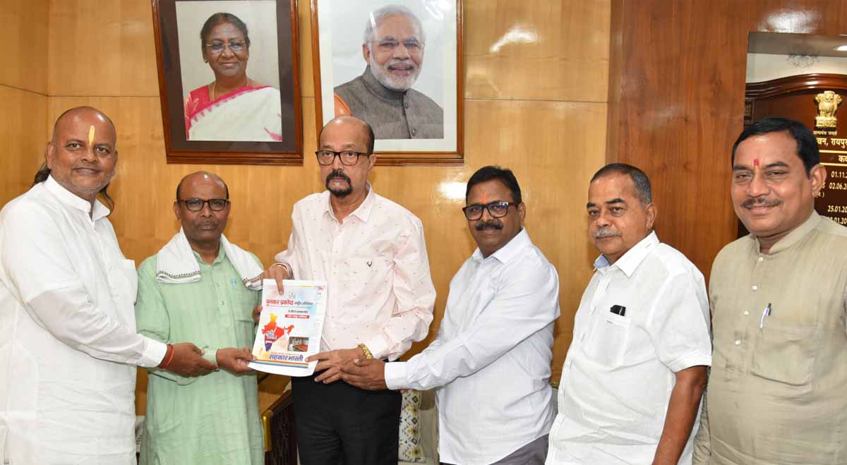राज्यपाल  डेका से सहकार भारती संस्था छत्तीसगढ़ के महासचिव  भेंट करते हुए