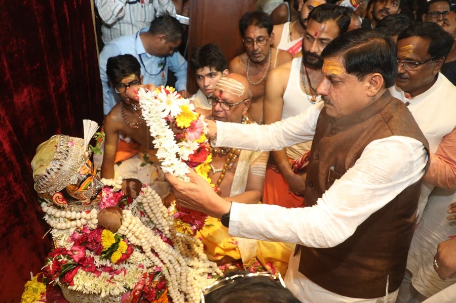 महाकाल की सवारी में मुख्यमंत्री ने भगवान श्री चंद्रमौलेश्वर का किया स्वागत महाकाल की सवारी में मुख्यमंत्री ने भगवान श्री चंद्रमौलेश्वर का किया स्वागत