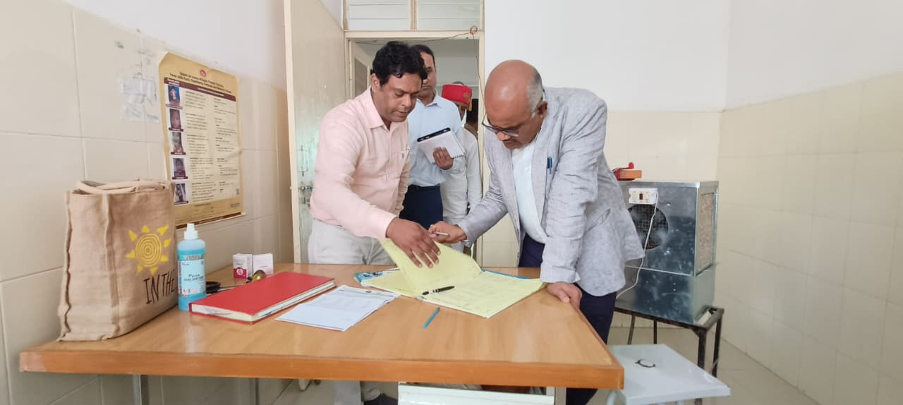 जिलाधिकारी मझावन सी एच सी का रजिस्टर की जांच करते हुए
