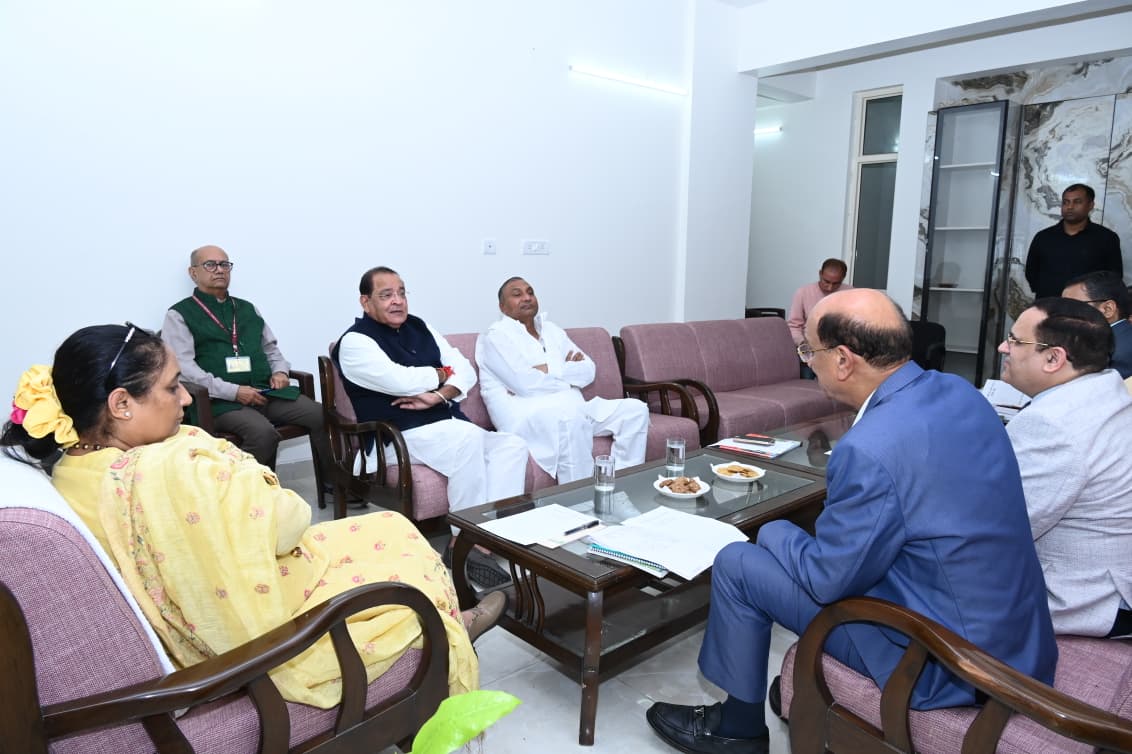 विधानसभा अध्यक्ष की मौजूदगी में दलीय बैठक। विधानसभा अध्यक्ष की मौजूदगी में दलीय बैठक।