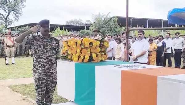 बलीदानी डीआरजी के जवान को दी गई अंतिम सलामी