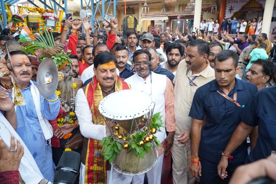 महाकाल की सवारी में मुख्यमंत्री ने बजाया डमरू महाकाल की सवारी में मुख्यमंत्री ने बजाया डमरू