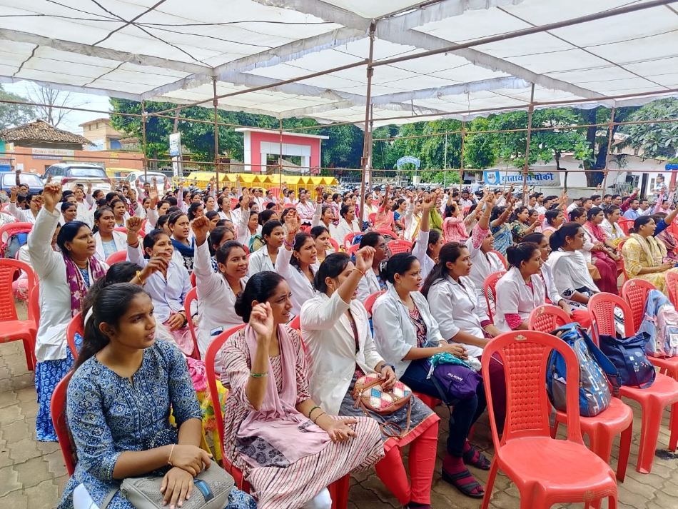 गांधी मैदान में धरने पर बैठे एनएचएम कर्मचारी।