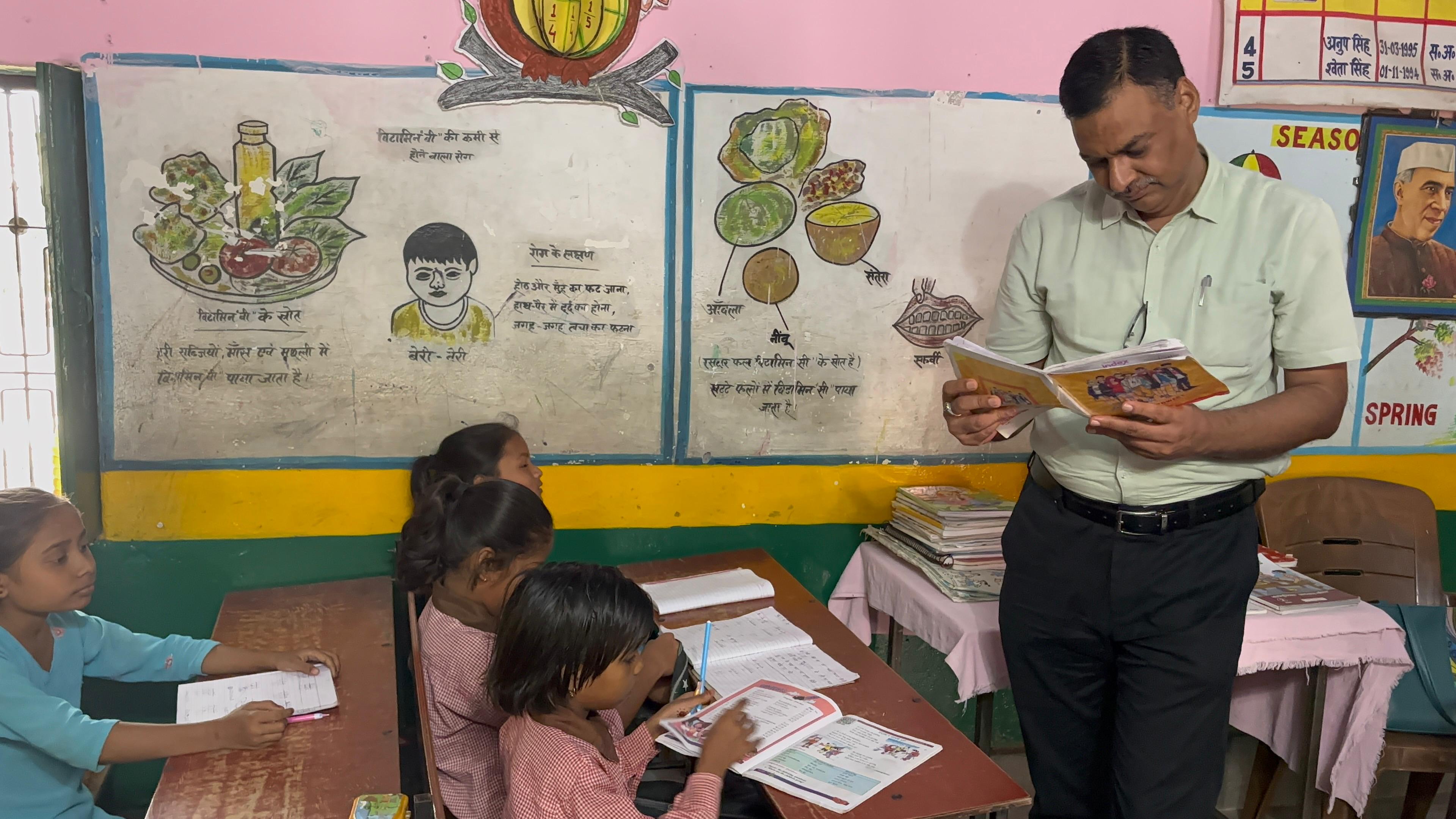 बच्चों की किताब देखते डीएम। बच्चों की किताब देखते डीएम।