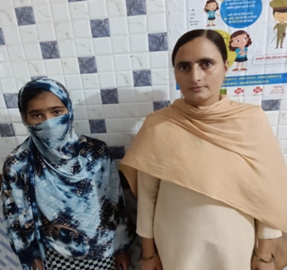 पुलिस हिरासत में किशोरी पुलिस हिरासत में किशोरी