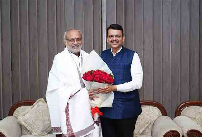 फोटो: राज्यपाल सीपी राधाकृष्णन को बधाई देते हुए मुख्यमंत्री देवेंद्र फडणवीस फोटो: राज्यपाल सीपी राधाकृष्णन को बधाई देते हुए मुख्यमंत्री देवेंद्र फडणवीस