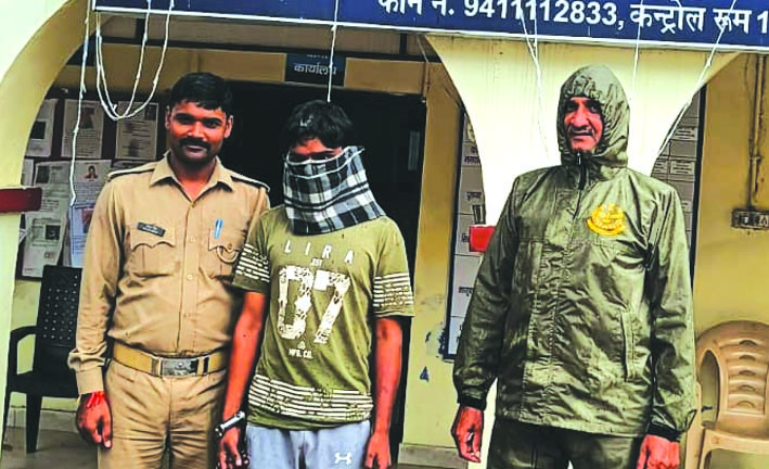 पुलिस गिरफ्त में आरोपित पुलिस गिरफ्त में आरोपित