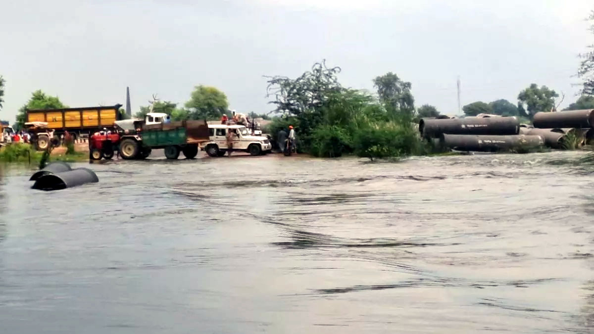 चांदपुर में बन रहे तालाब तक पहुंचा यमुना का बढ़ा हुआ जलस्तर।