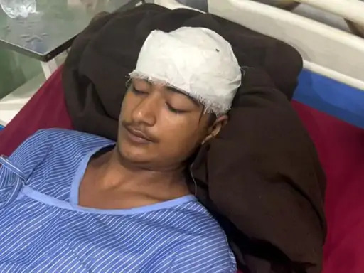 झगड़े में घायल कार्तिक अस्पताल में उपचाराधीन।