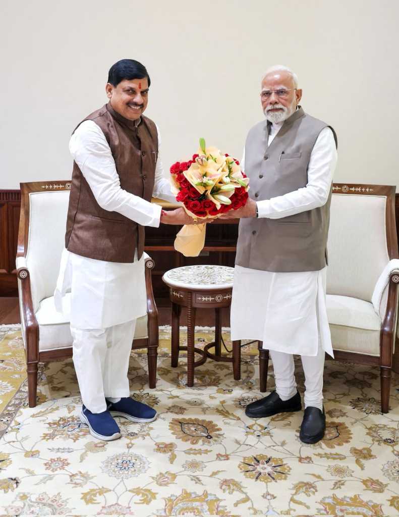 मध्य प्रदेश के मुख्यमंत्री मोहन यादव नई दिल्ली में प्रधानमंत्री से मुलाकात के दौरान गुलदस्ता भेंट करते हुए।