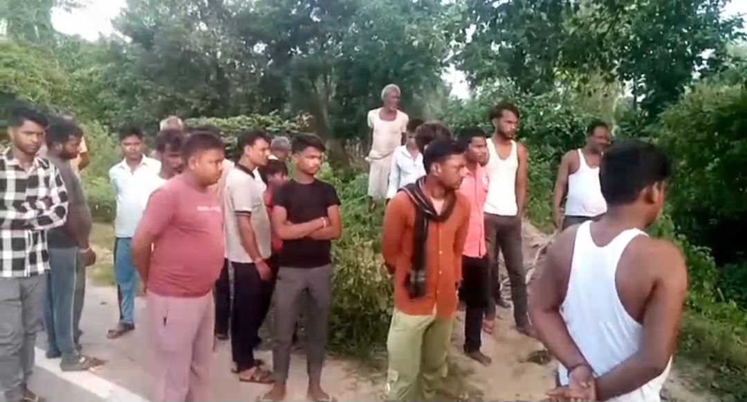 मौके पर मौजूद भारी भीड़