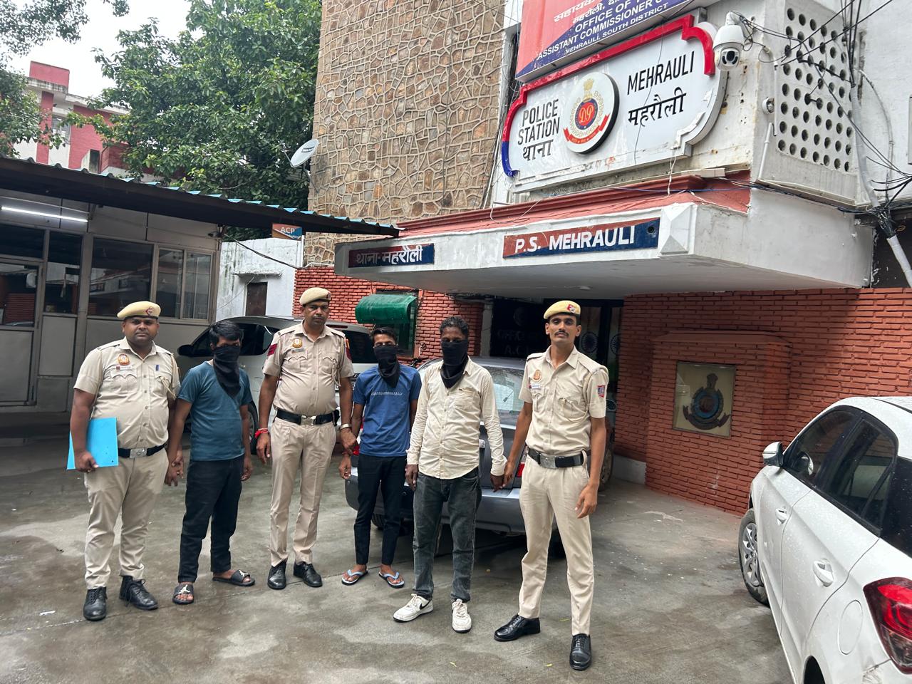 पत्नी की हत्या के मामले में पकड़े गए आरोपितों की फोटो