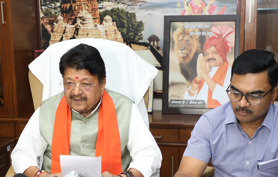 बैठक में लिए गए निर्णयों की जानकारी देते हुए मंत्री विजयवर्गीय