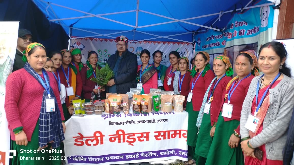 ग्राम्य विकास मंत्री स्वयं सहायता समूहों की महिलाओं के स्टालों अवलोकन करते। ग्राम्य विकास मंत्री स्वयं सहायता समूहों की महिलाओं के स्टालों अवलोकन करते।