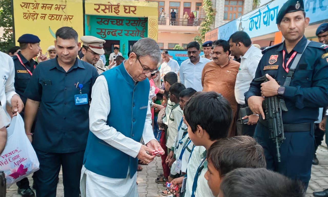 बच्चों को चॉकलेट देते महामहिम राज्यपाल असीम घोष।