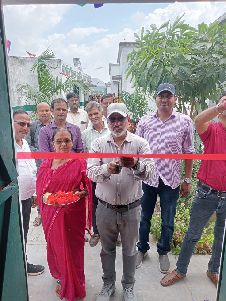 पुस्तकालय का फीता काटकर खंड शिक्षा अधिकारी देवमणि पांडेय