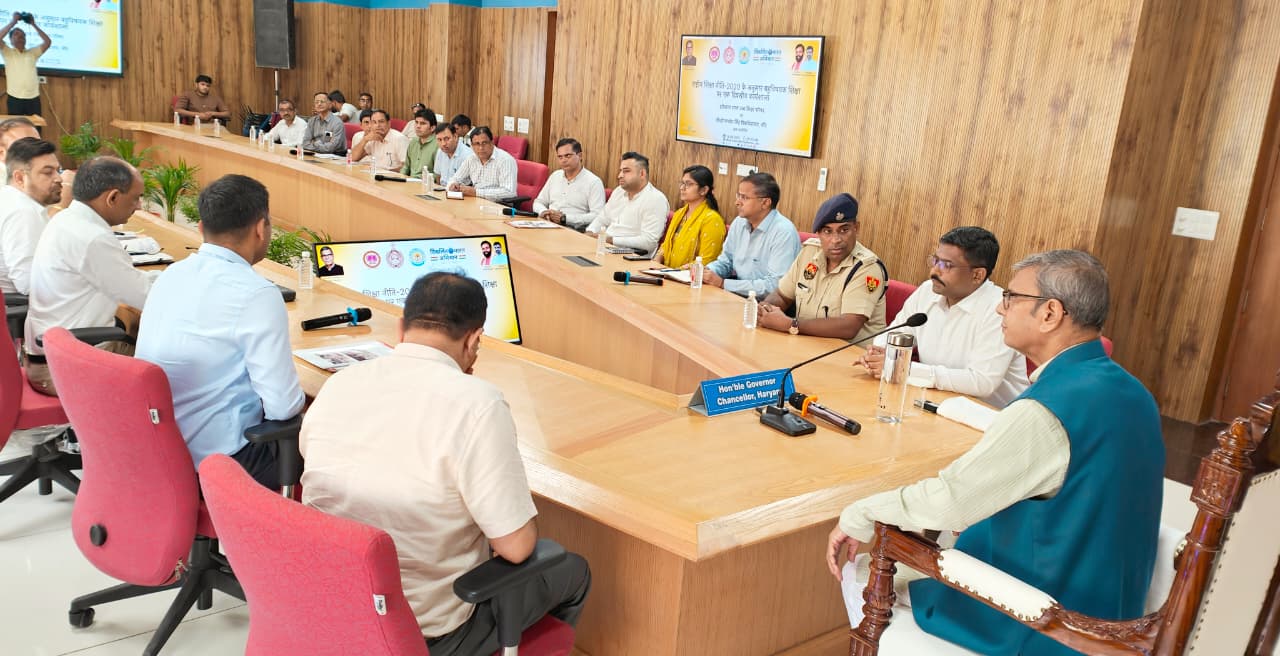 सीआरएसयू में आयोजित मीटिंग में मौजूद अधिकारी।