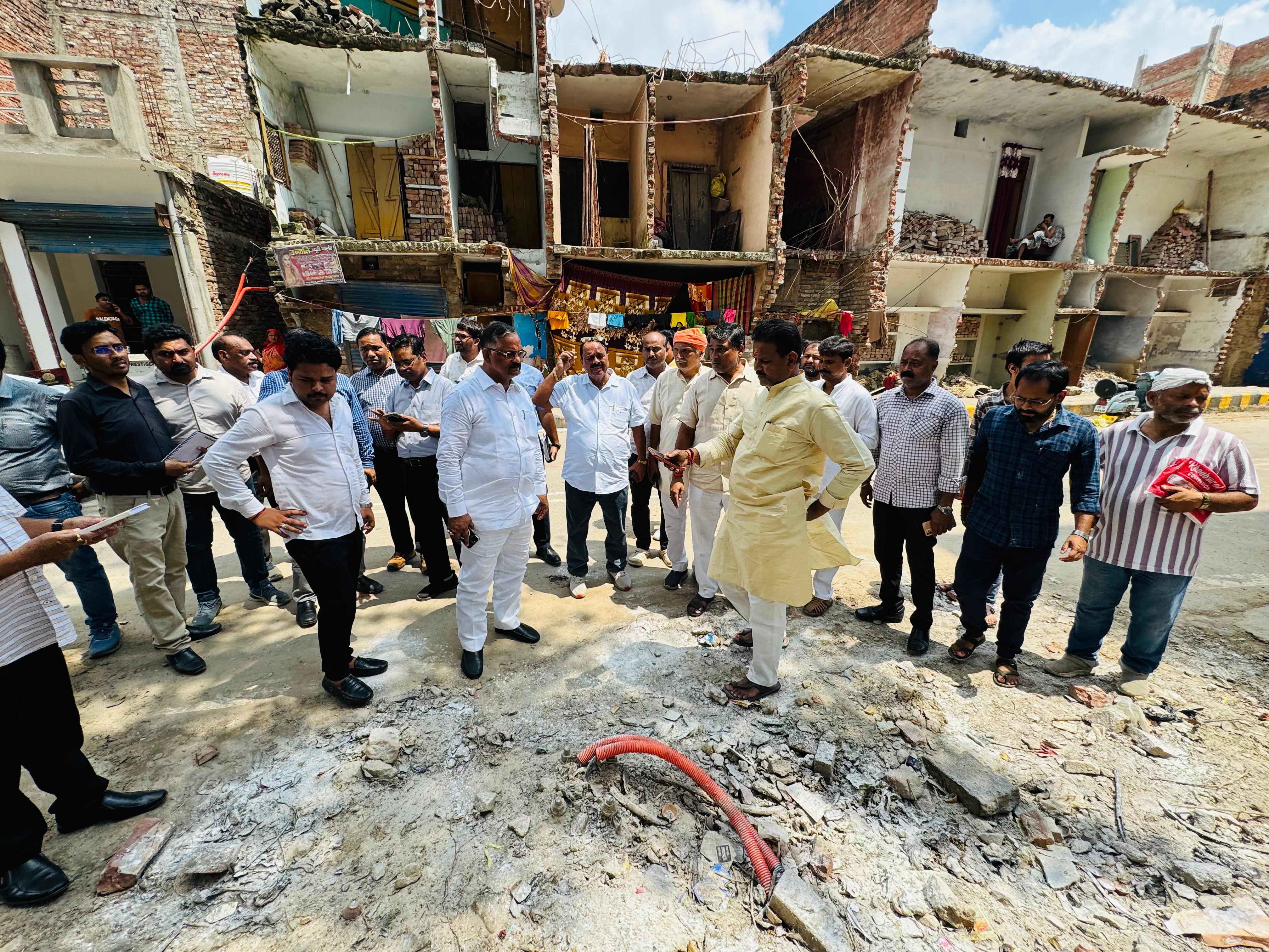 दाधिकान्दों मार्गो का निरीक्षण करते हुए महापौर गणेश केसरवानी एवं अन्य अधिकारी और पार्षदों का छाया चित्र