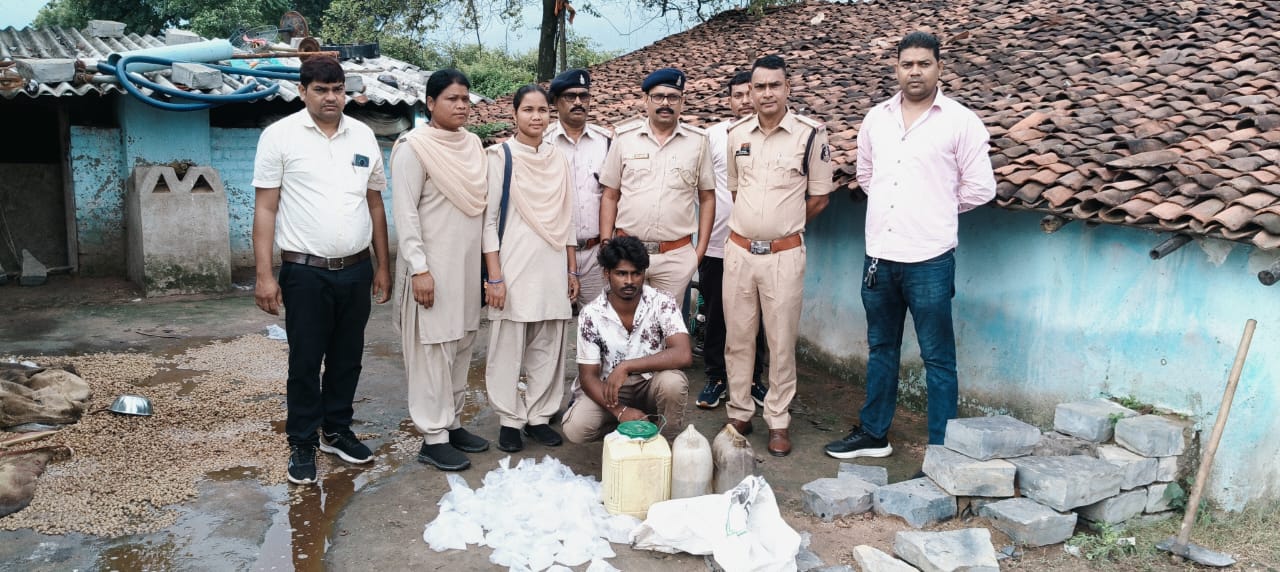 अवैध महुआ शराब के साथ एक आरोप‍ित को गिरफ्तार क‍िया गया