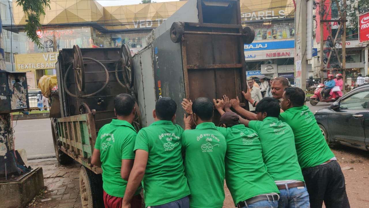 नगर निगम की ओर से जब्‍त ठेला ले जाते कर्मचारी